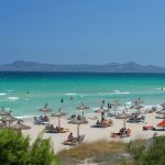 Activistas de Mallorca intensifican su lucha contra el turismo masivo en España con potentes talleres para combatir la masificación y el aumento de costes